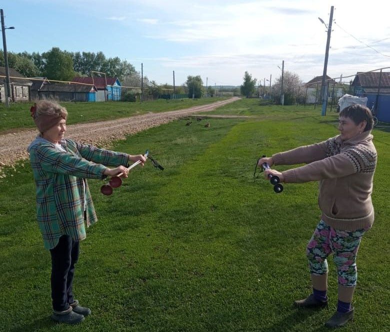 Скандинавская ходьба заряжает энергией пожилых в Нурлатском центре «Гармония»