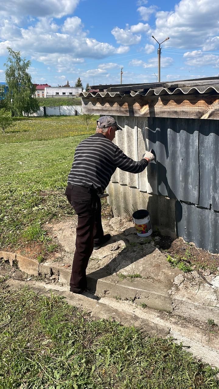 Жители Нурлатского дома-интерната украшают территорию с заботой и теплом