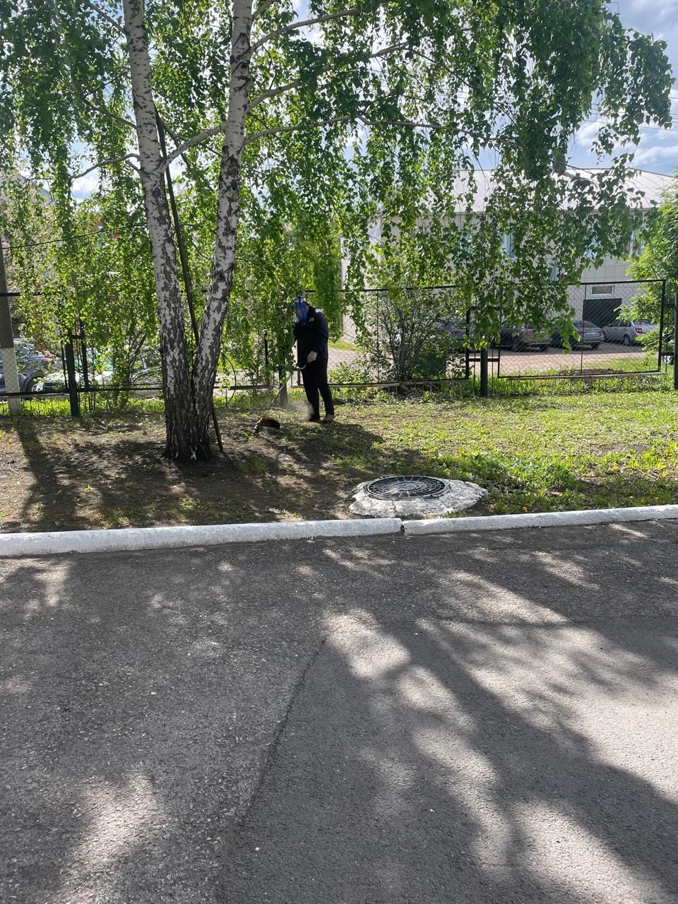 Жители Нурлатского дома-интерната украшают территорию с заботой и теплом