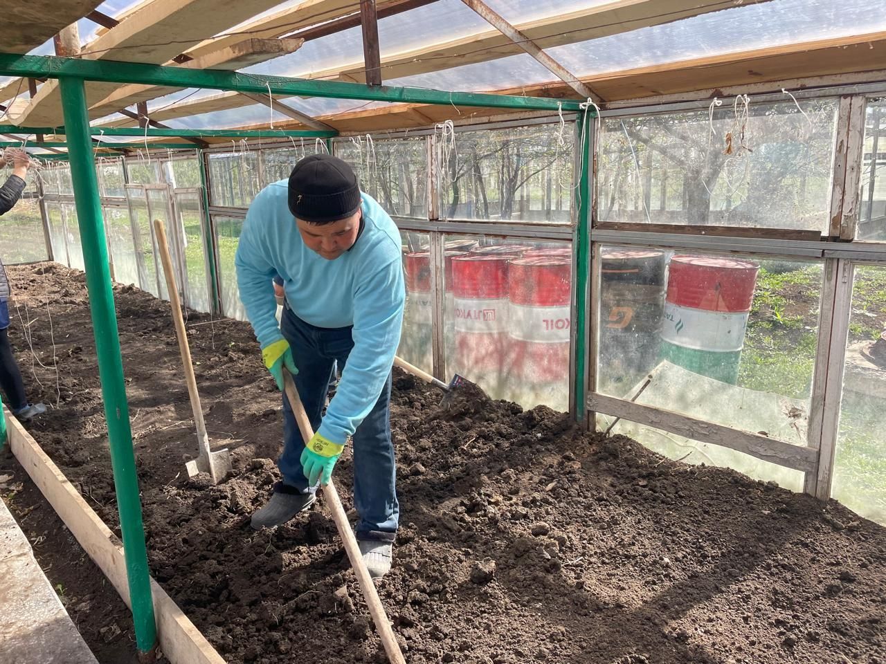 Жители Нурлатского дома-интерната украшают территорию с заботой и теплом