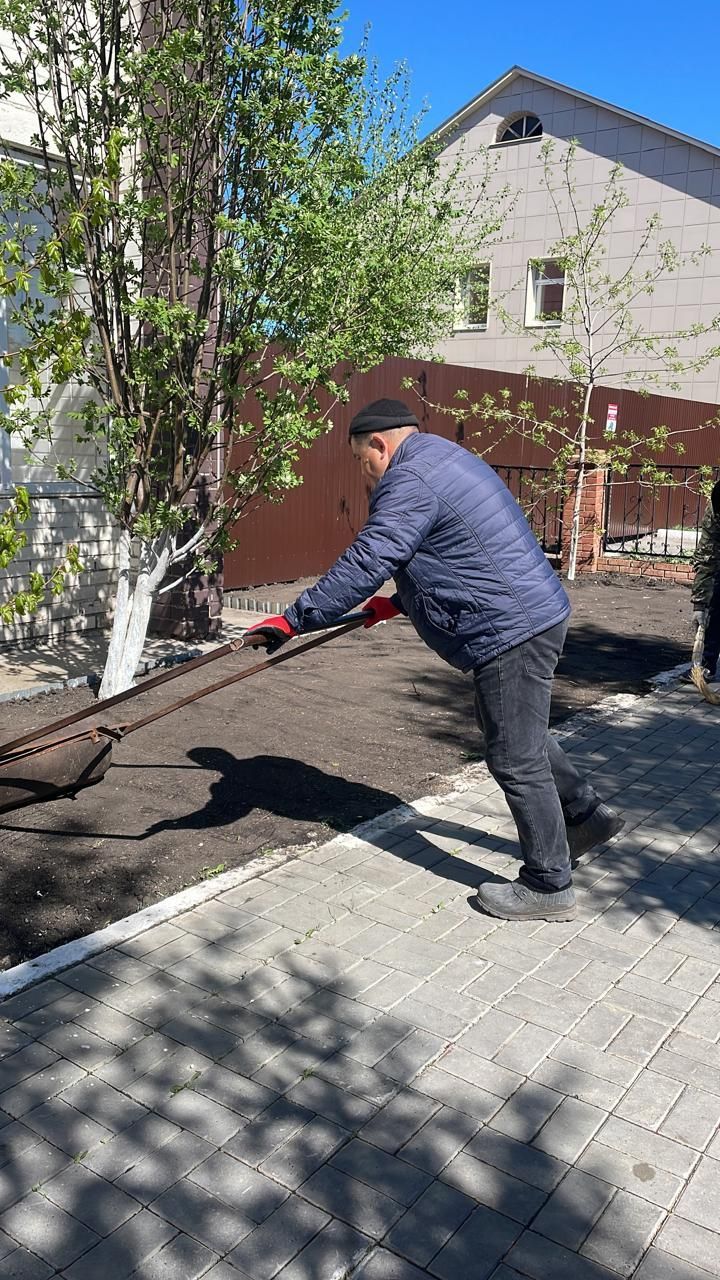 Жители Нурлатского дома-интерната украшают территорию с заботой и теплом