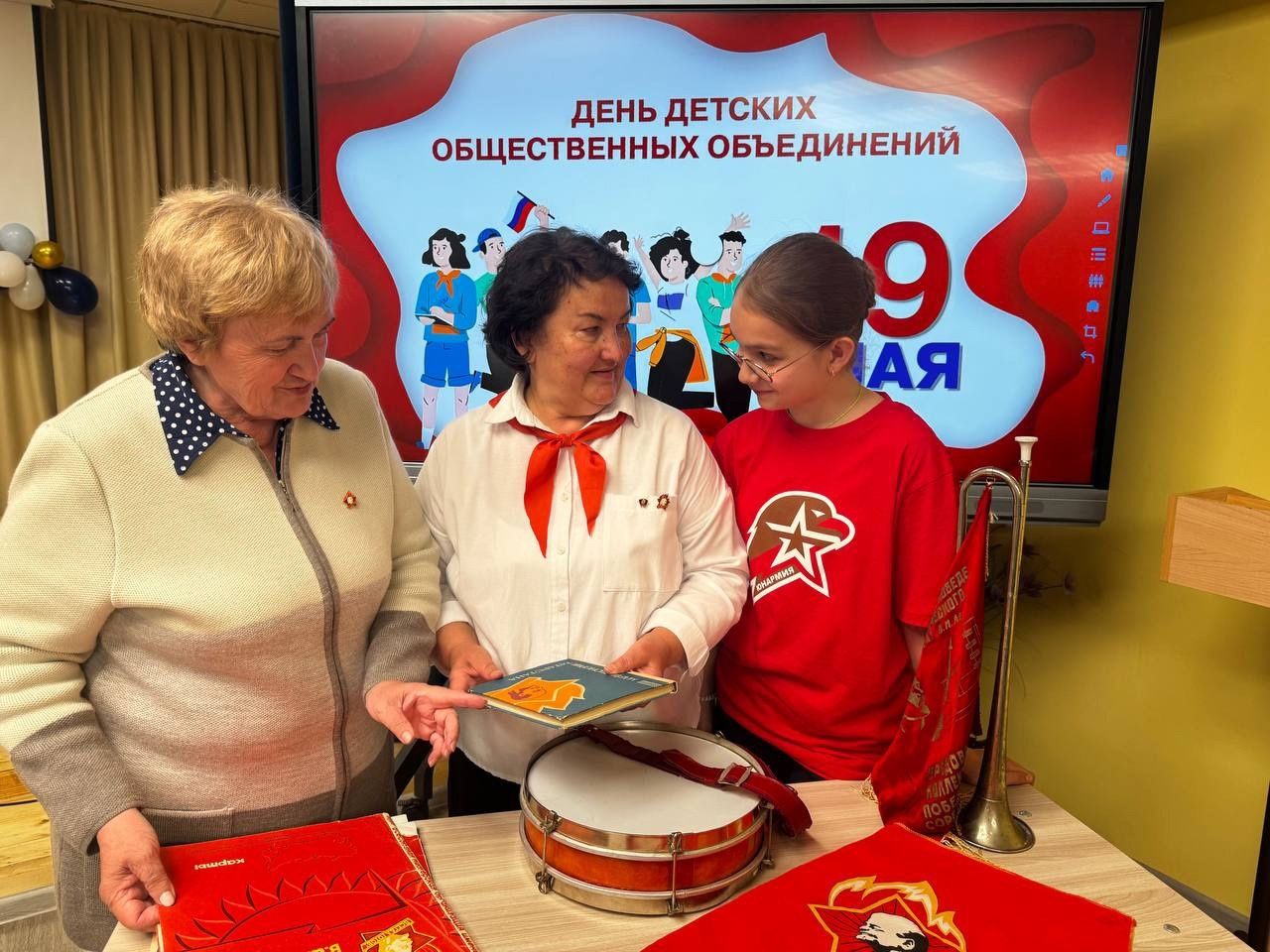 Школьники встретились с ветеранами пионерского движения в преддверии Дня пионерии