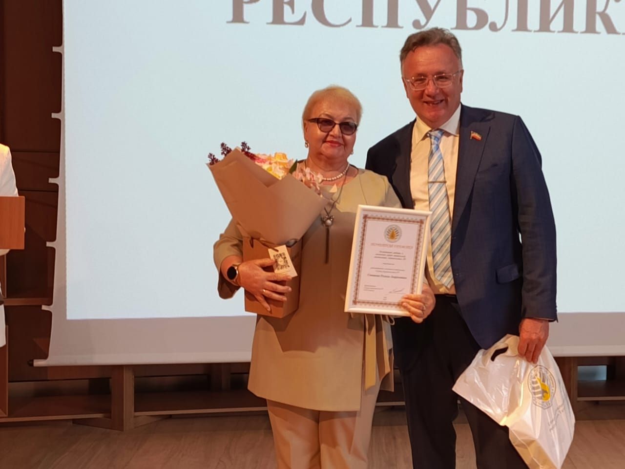 Руководитель Нурлатского отделения Союза журналистов РТ удостоена Почетной грамоты на съезде в Казани