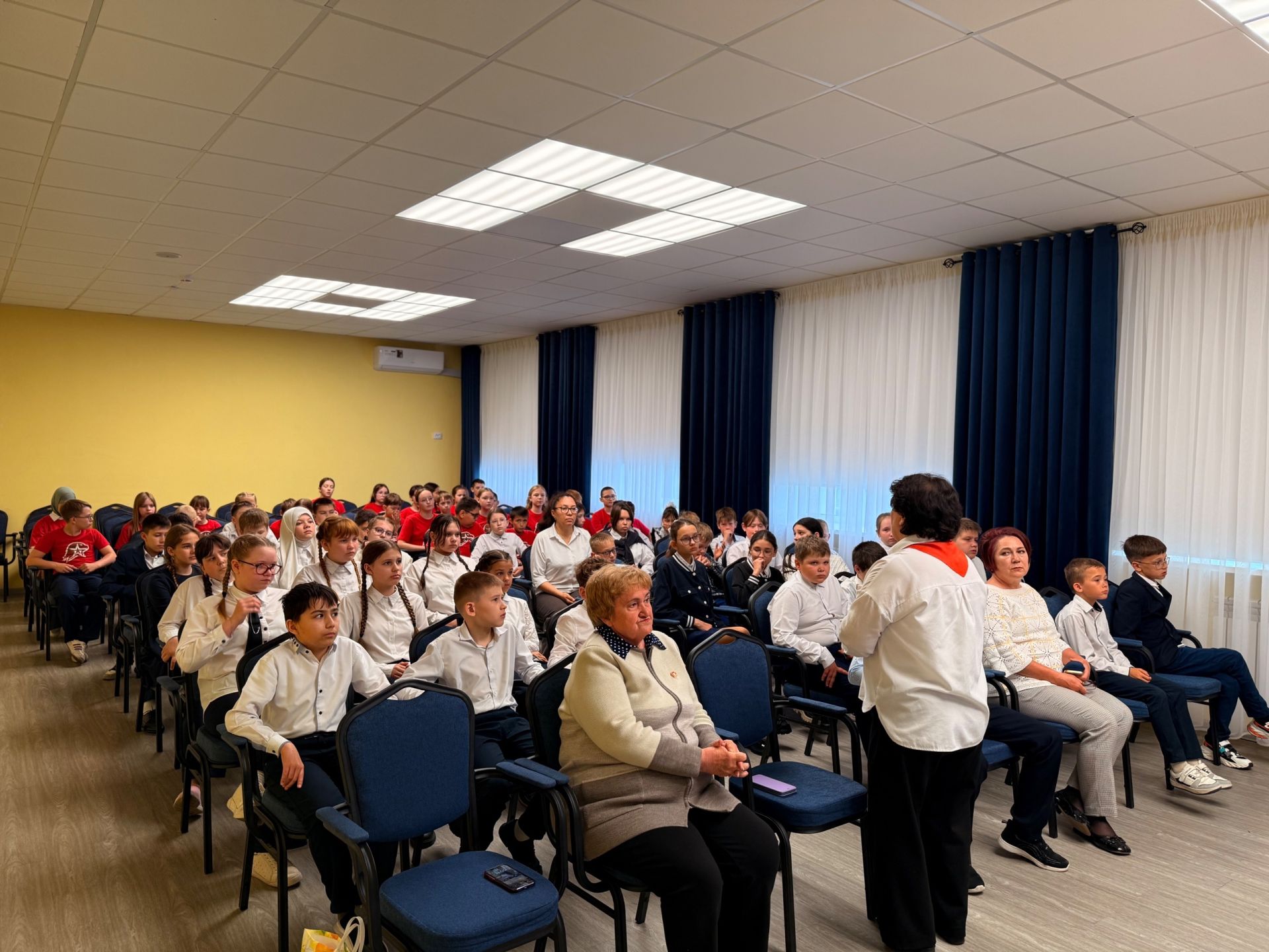 Школьники встретились с ветеранами пионерского движения в преддверии Дня пионерии