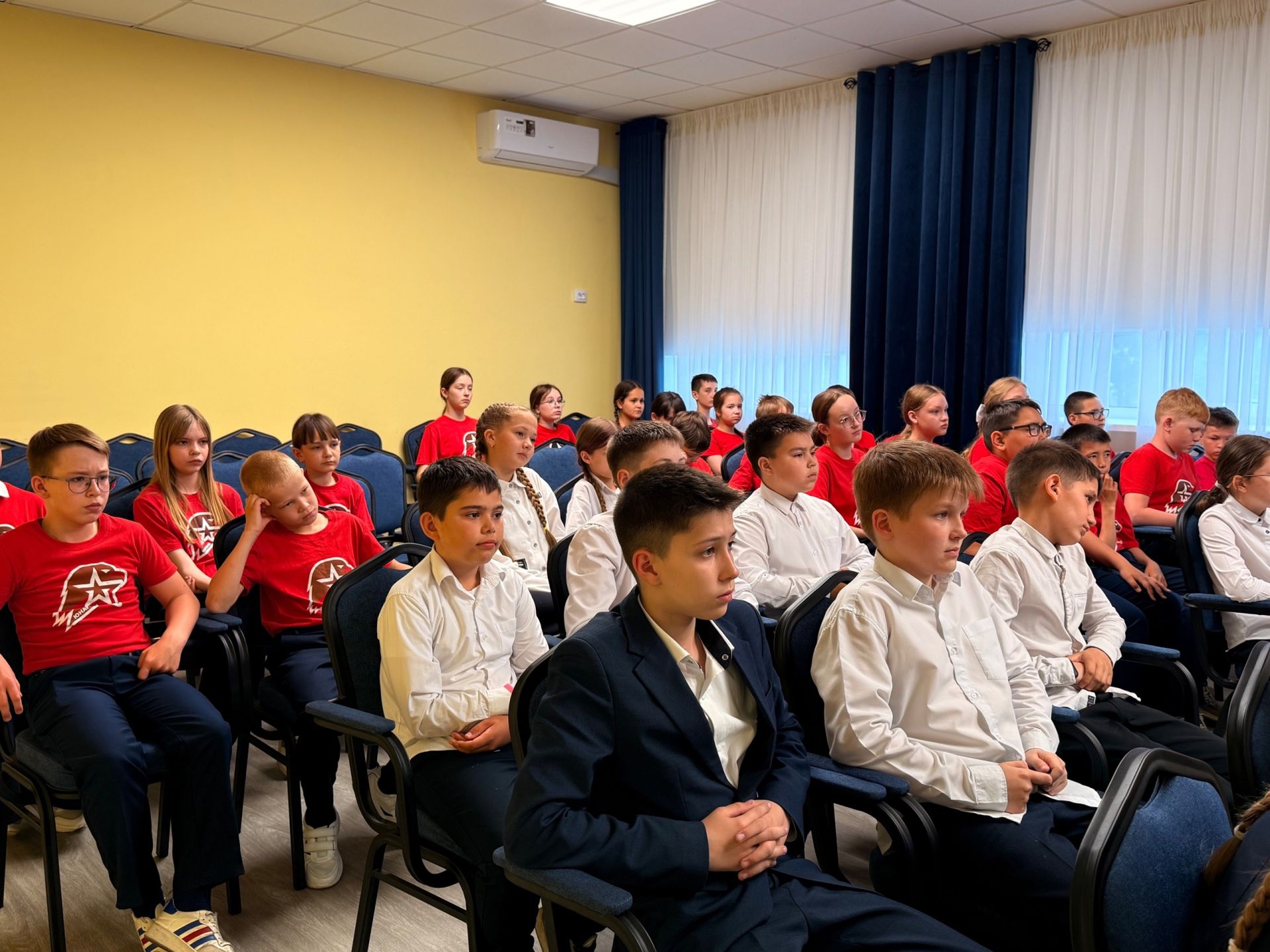 Школьники встретились с ветеранами пионерского движения в преддверии Дня пионерии