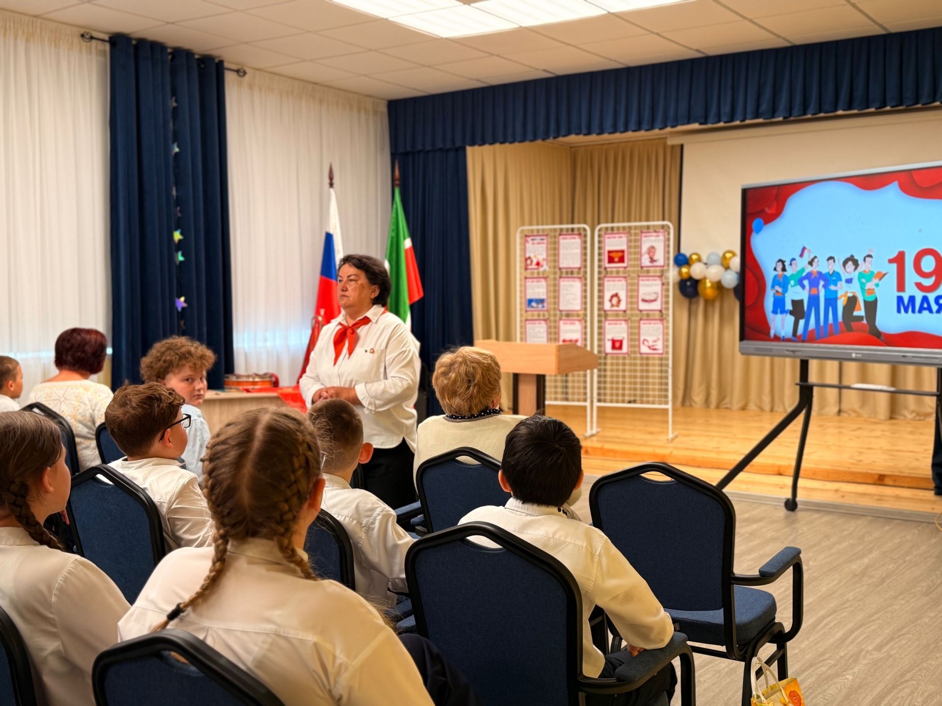 Школьники встретились с ветеранами пионерского движения в преддверии Дня пионерии