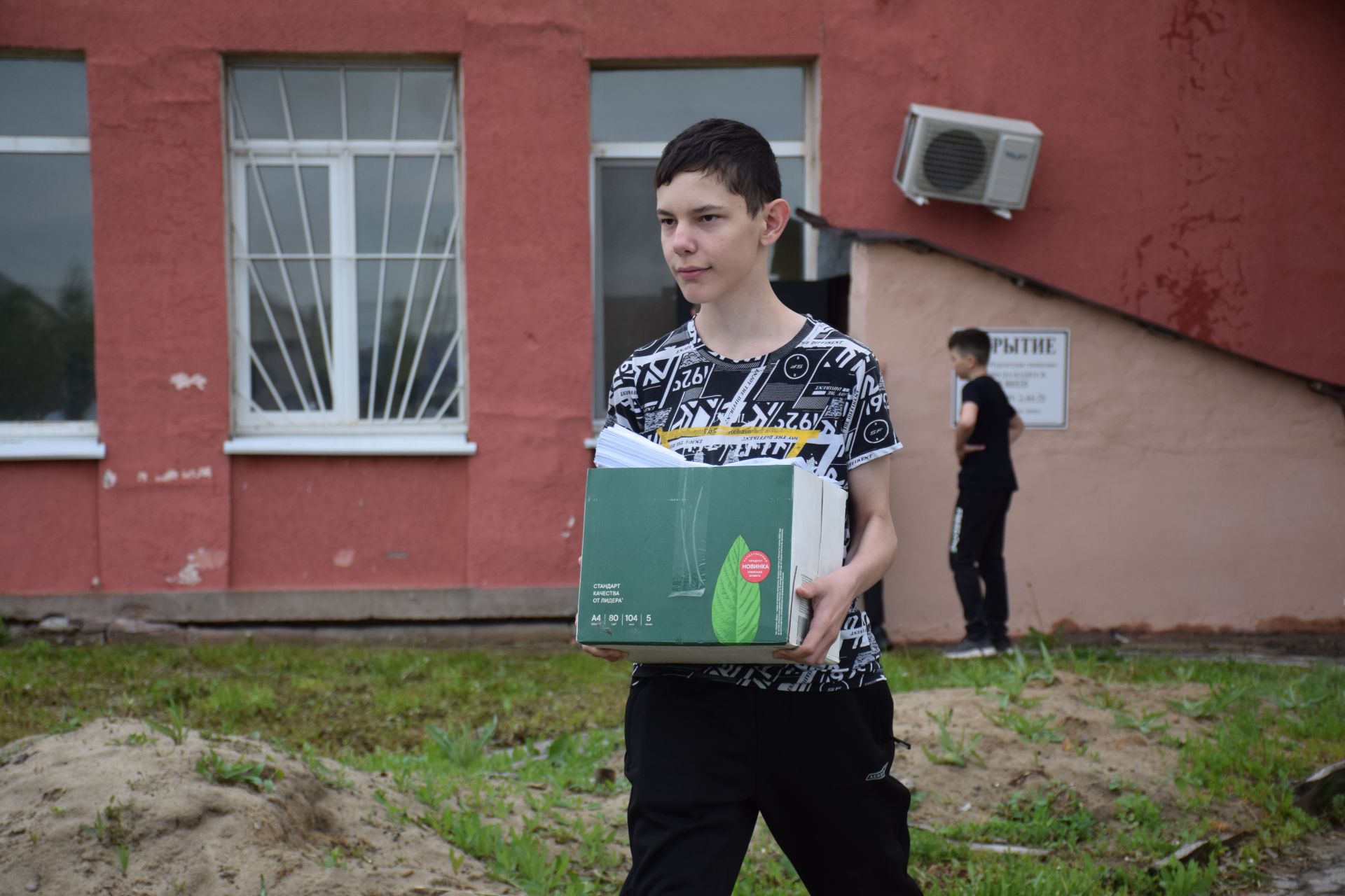 Школьники Нурлата собрали тонны макулатуры: как экологическая акция помогает спасать деревья