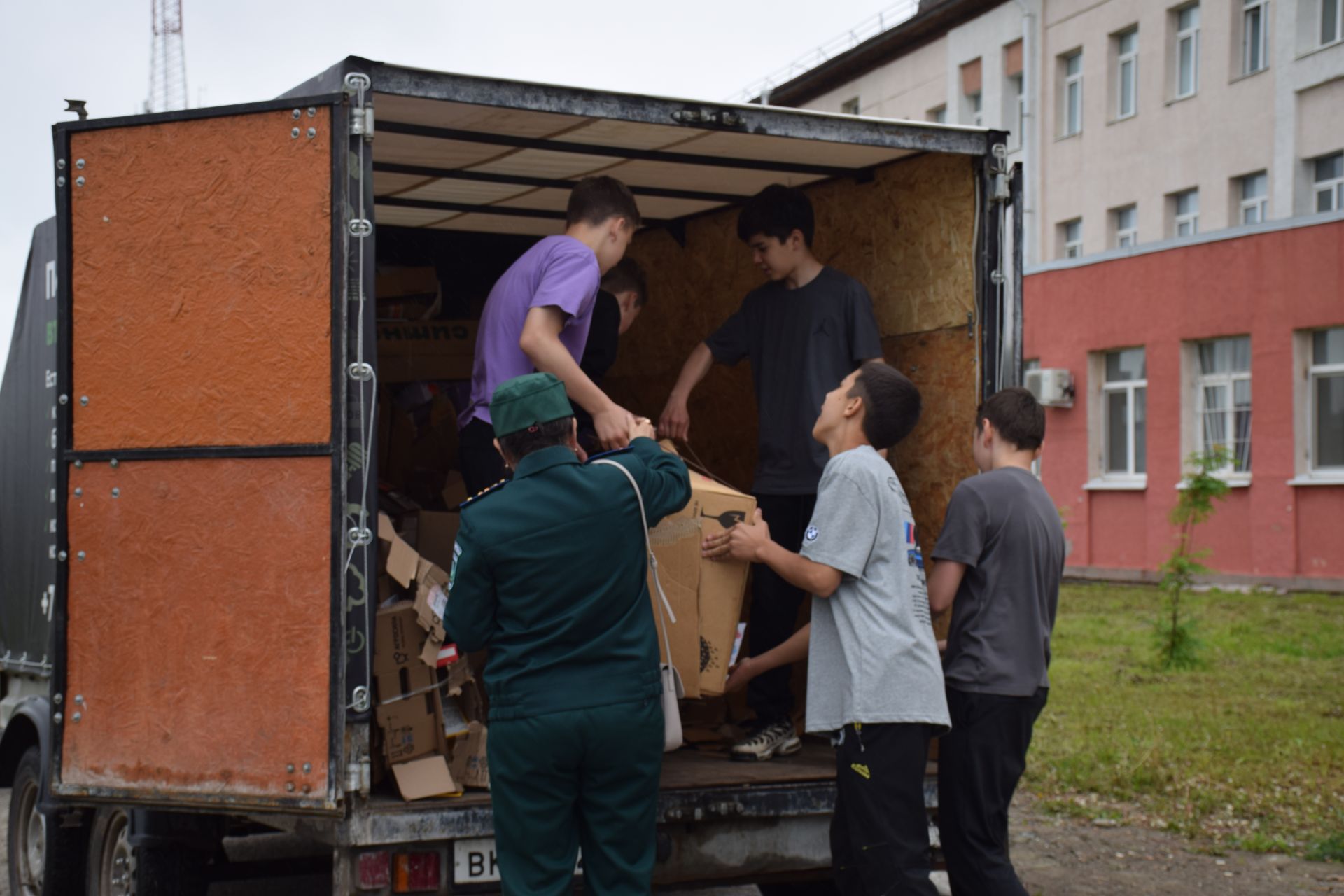 Школьники Нурлата собрали тонны макулатуры: как экологическая акция помогает спасать деревья