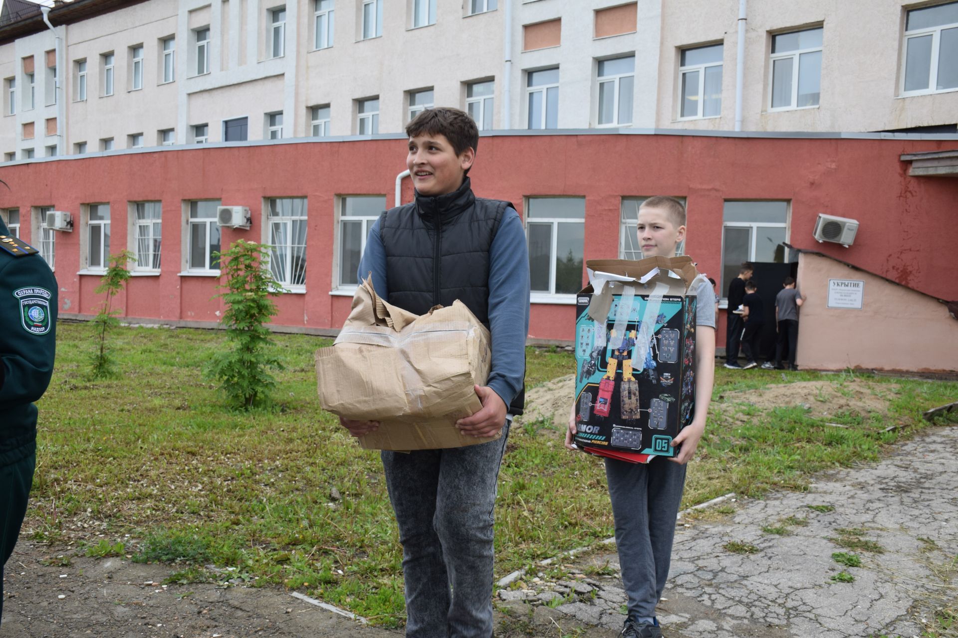 Школьники Нурлата собрали тонны макулатуры: как экологическая акция помогает спасать деревья