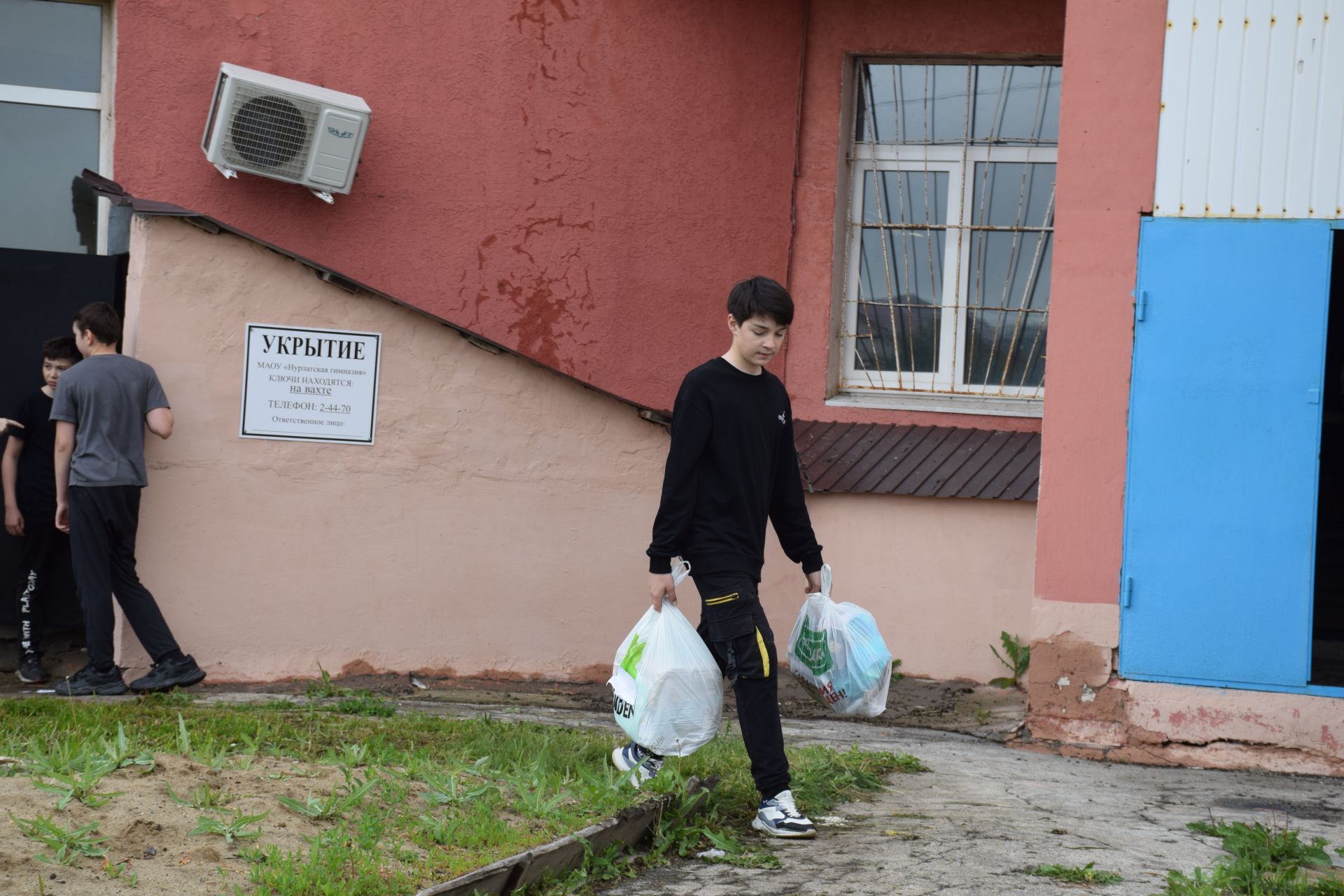Школьники Нурлата собрали тонны макулатуры: как экологическая акция помогает спасать деревья