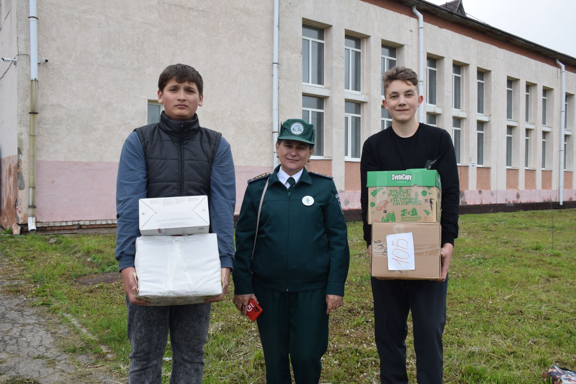 Школьники Нурлата собрали тонны макулатуры: как экологическая акция помогает спасать деревья