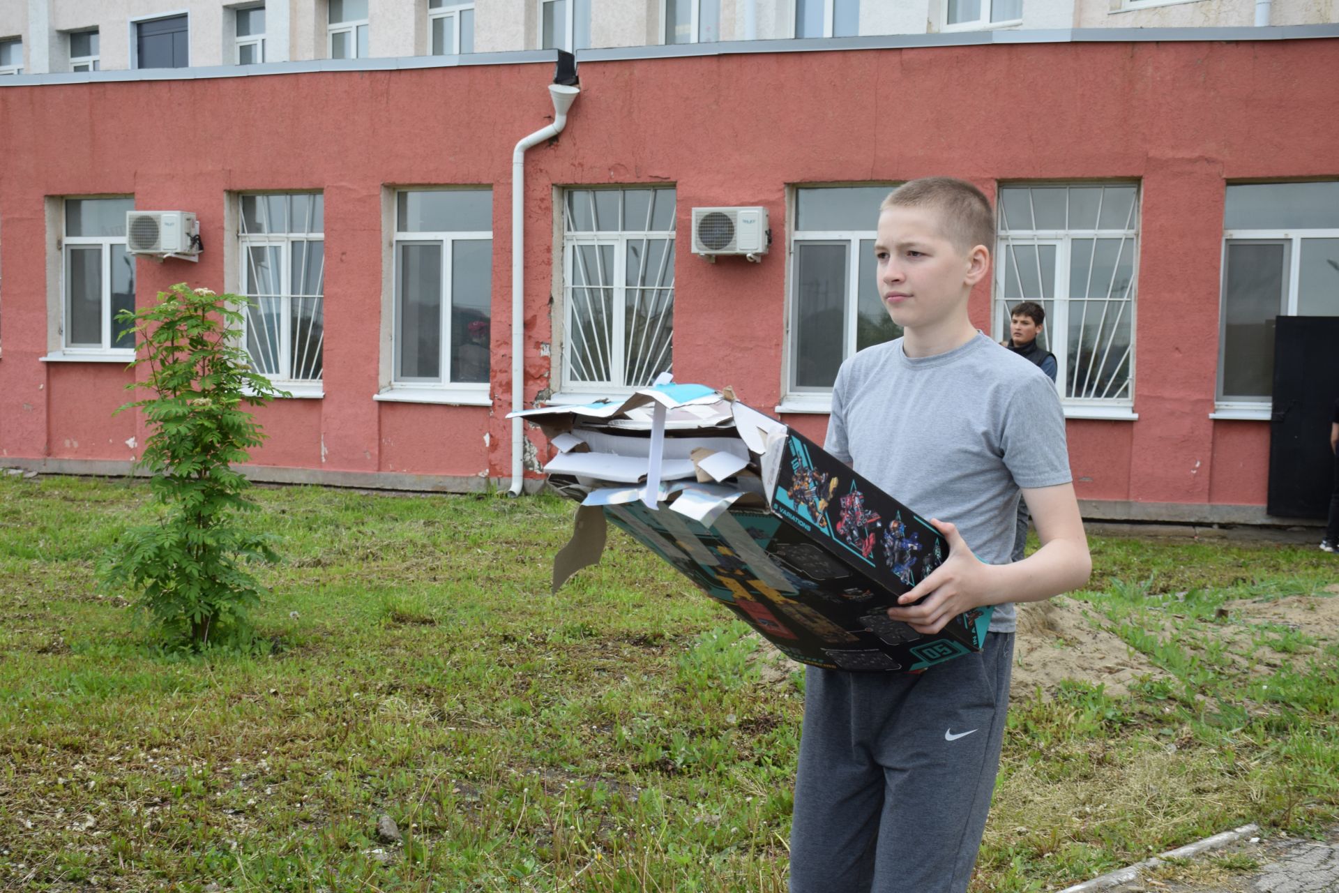 Школьники Нурлата собрали тонны макулатуры: как экологическая акция помогает спасать деревья