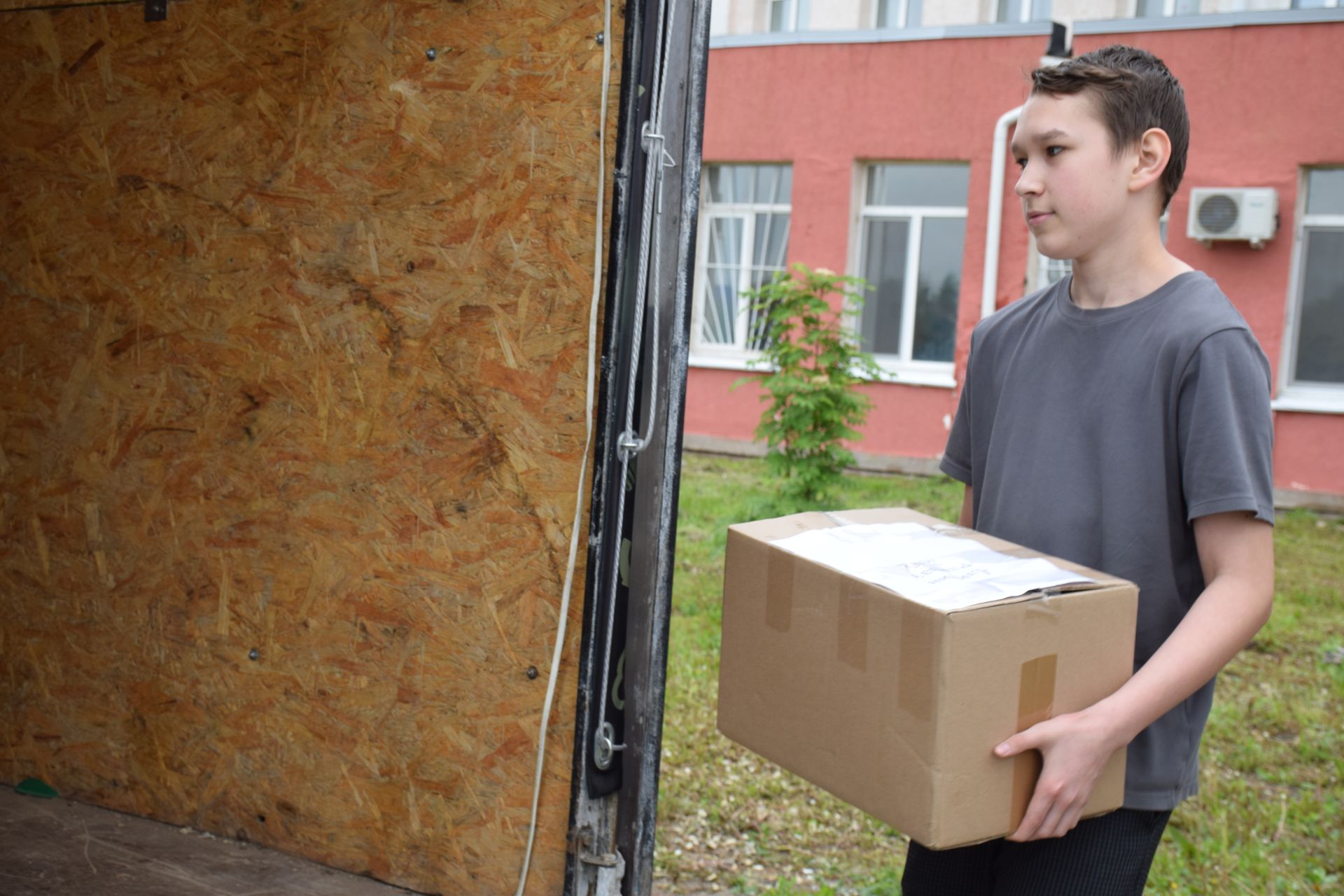 Школьники Нурлата собрали тонны макулатуры: как экологическая акция помогает спасать деревья