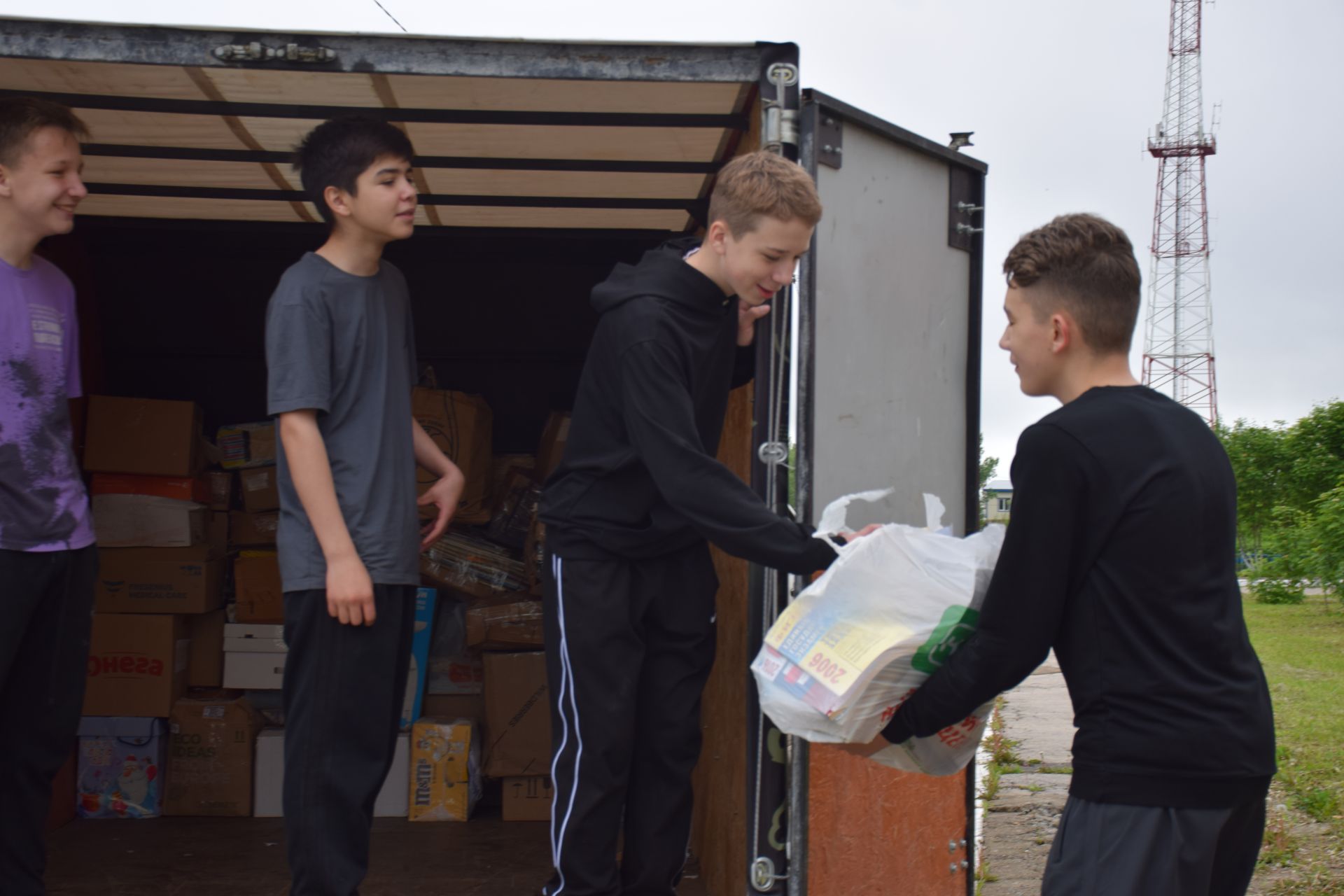 Школьники Нурлата собрали тонны макулатуры: как экологическая акция помогает спасать деревья