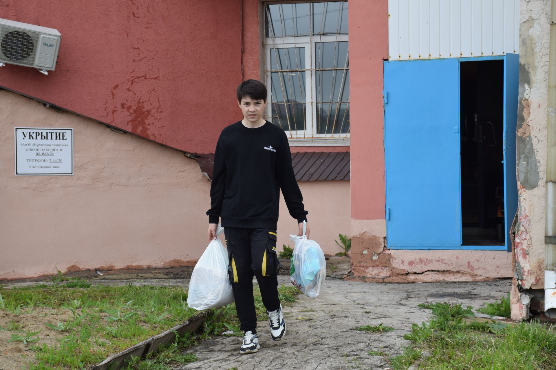 Школьники Нурлата собрали тонны макулатуры: как экологическая акция помогает спасать деревья