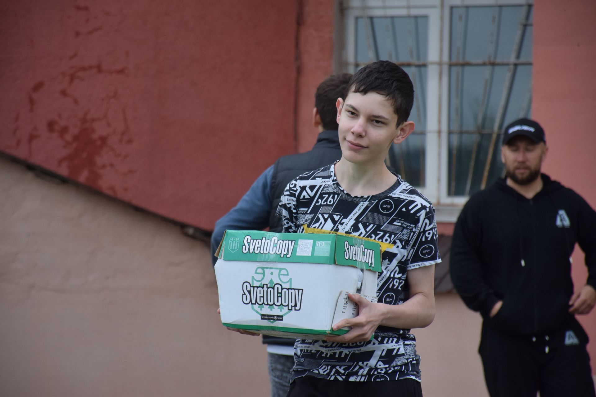 Школьники Нурлата собрали тонны макулатуры: как экологическая акция помогает спасать деревья