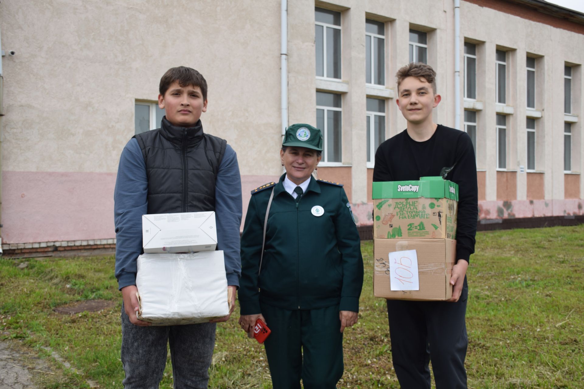 Школьники Нурлата собрали тонны макулатуры: как экологическая акция помогает спасать деревья