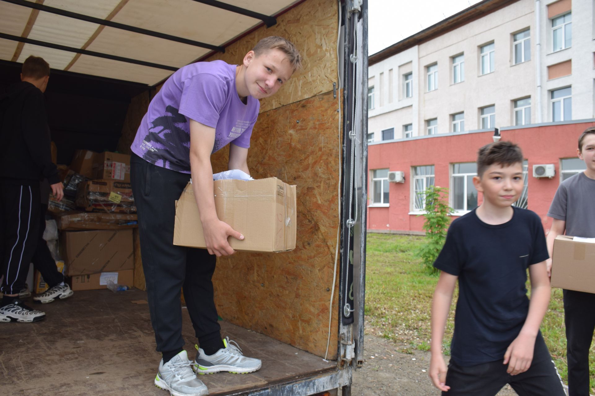 Школьники Нурлата собрали тонны макулатуры: как экологическая акция помогает спасать деревья