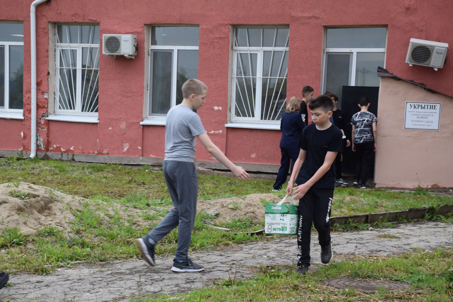 Школьники Нурлата собрали тонны макулатуры: как экологическая акция помогает спасать деревья