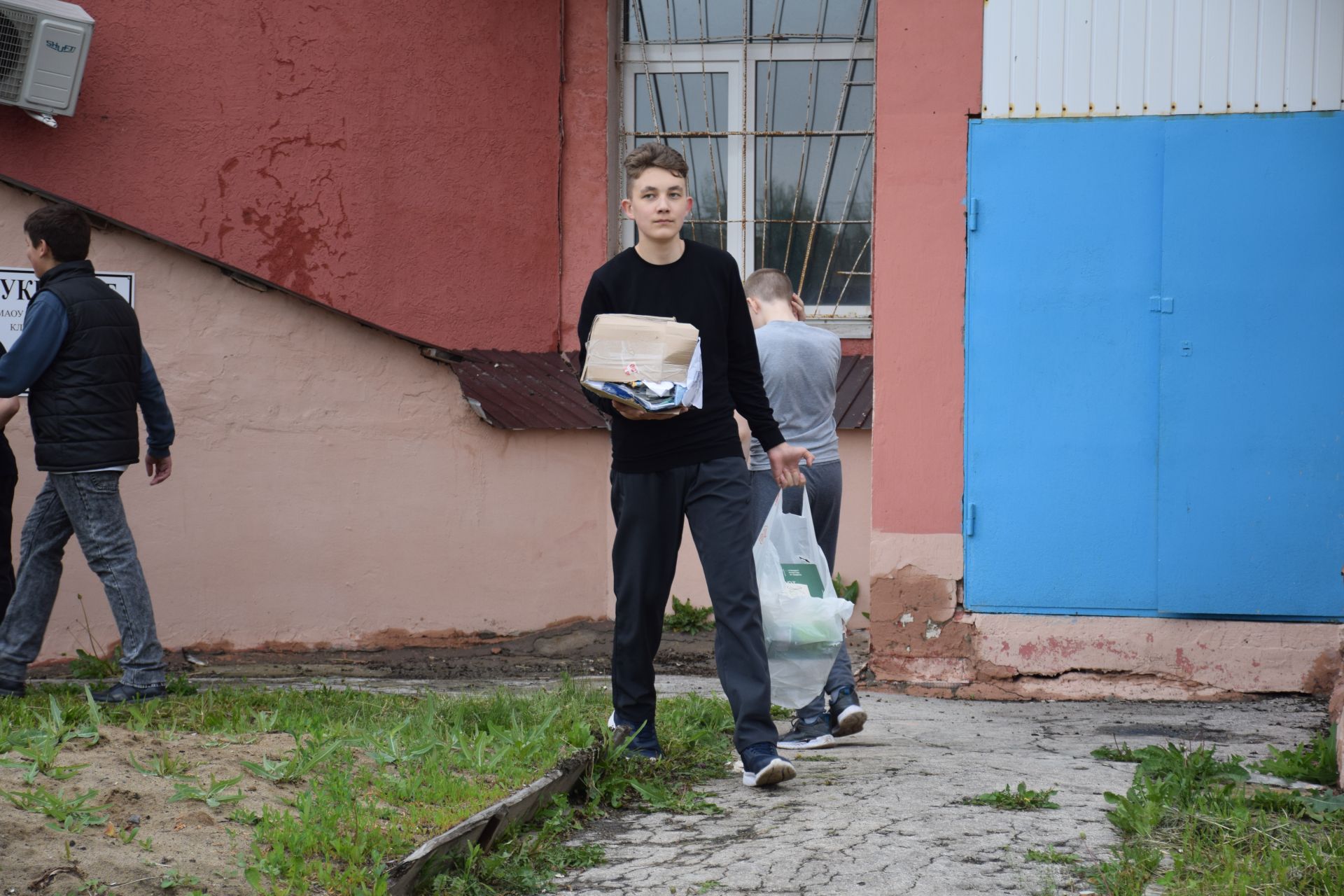 Школьники Нурлата собрали тонны макулатуры: как экологическая акция помогает спасать деревья