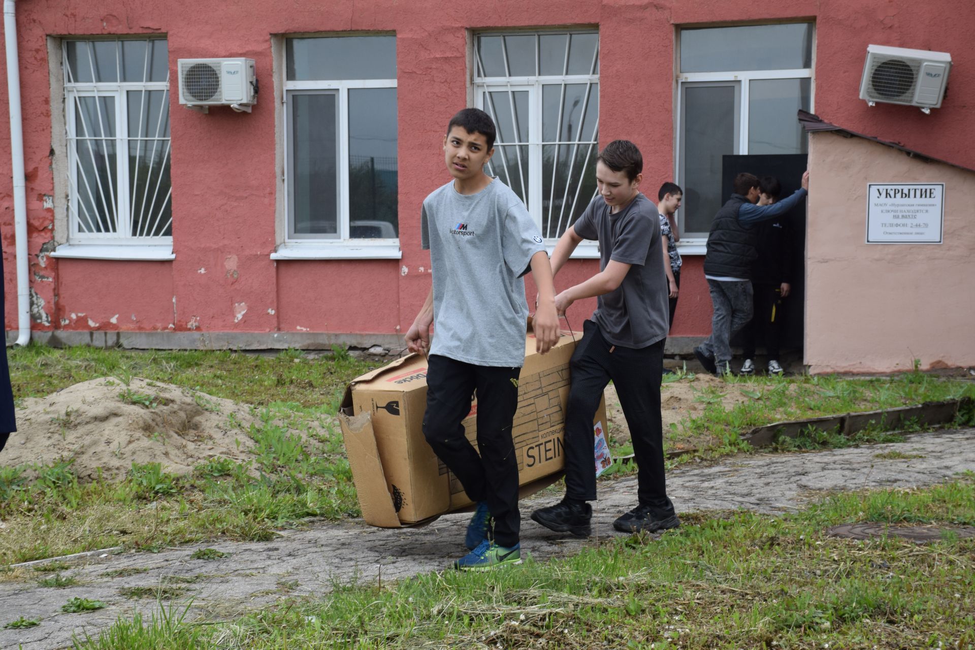Школьники Нурлата собрали тонны макулатуры: как экологическая акция помогает спасать деревья