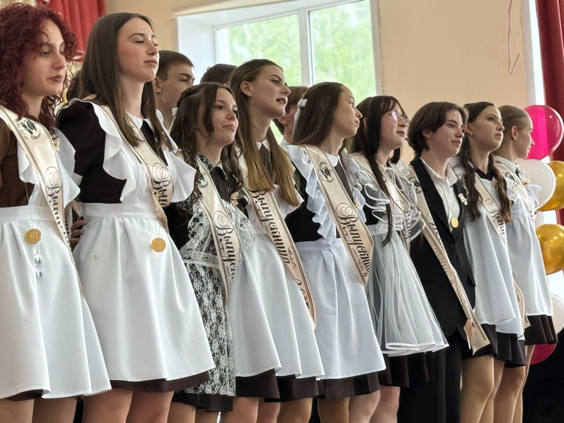 Последние звонки прозвенели для выпускников Нурлата и Нурлатского района