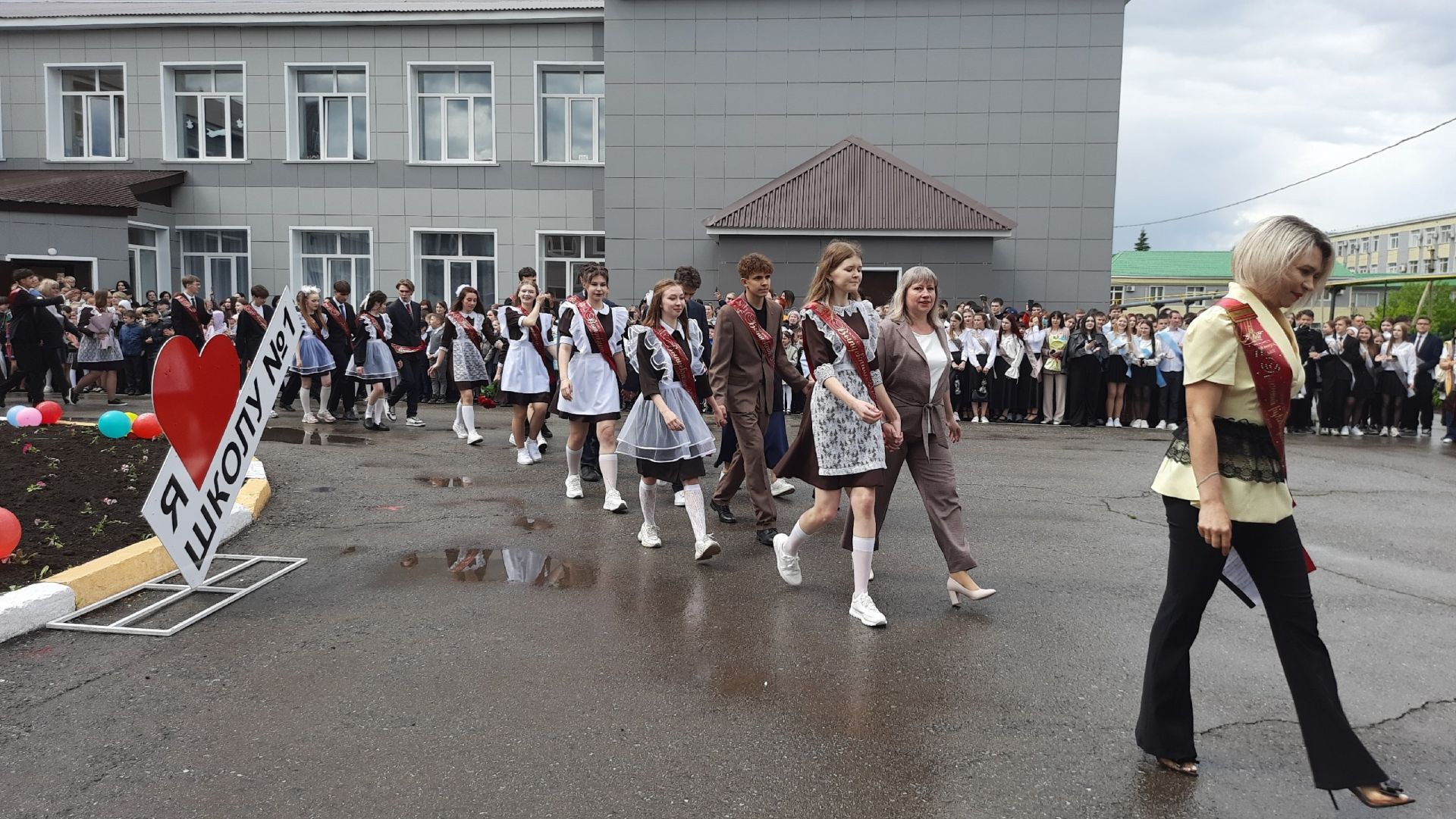 Последние звонки прозвенели для выпускников Нурлата и Нурлатского района