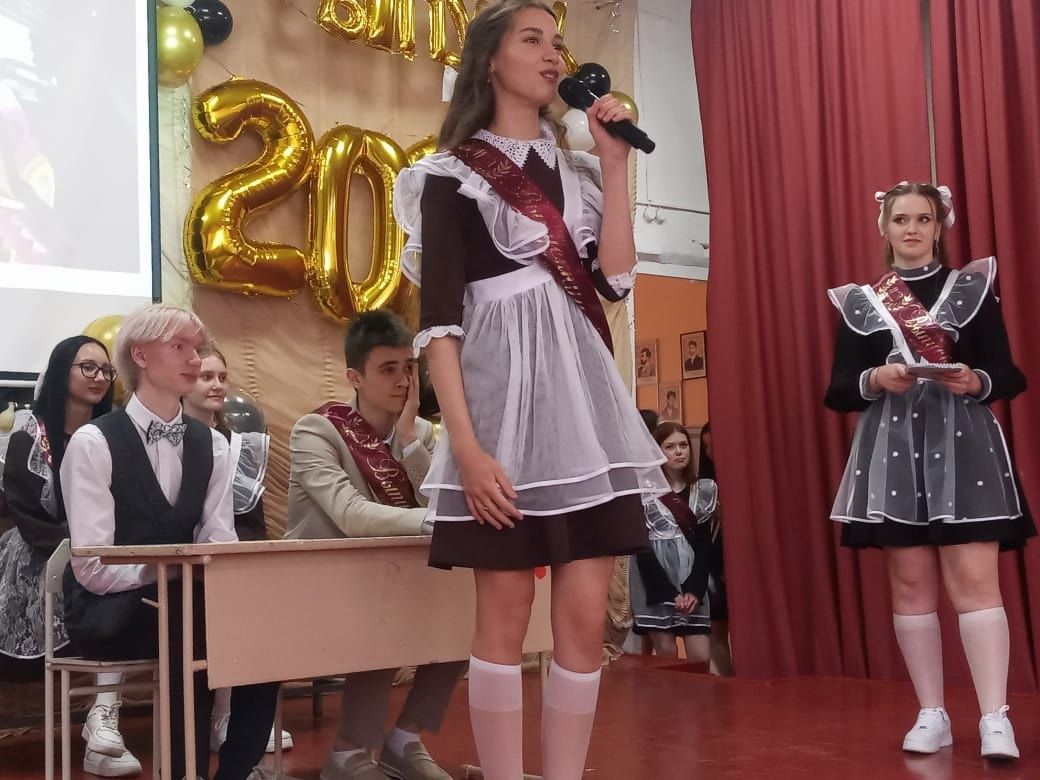 Последние звонки прозвенели для выпускников Нурлата и Нурлатского района