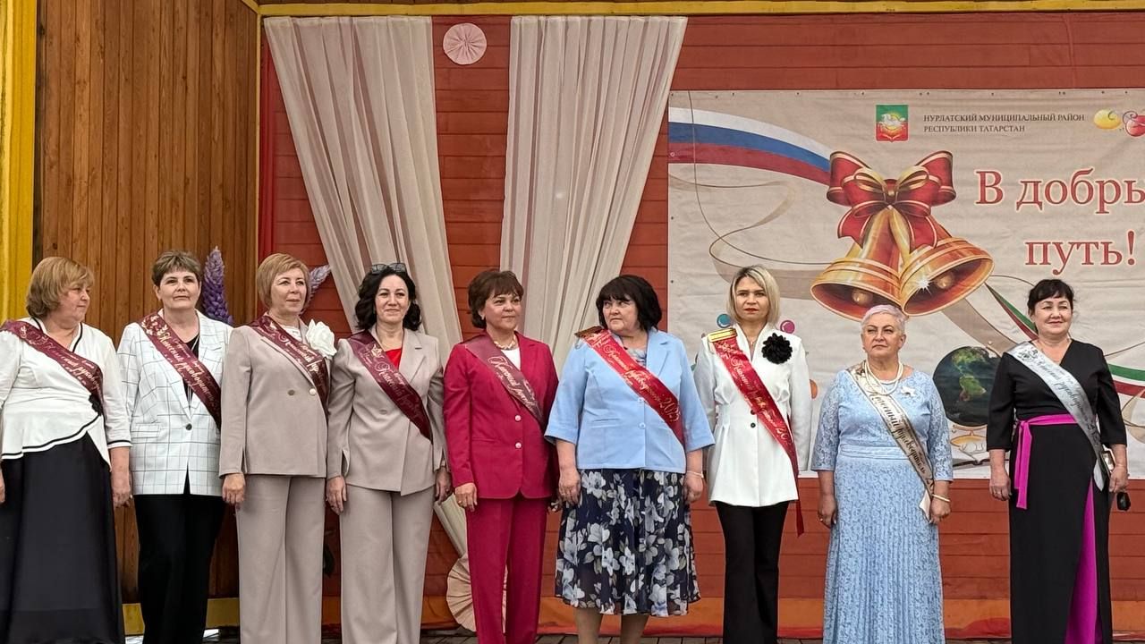 Танцевальный батл выпускников: вальсы и флешмобы под дождем