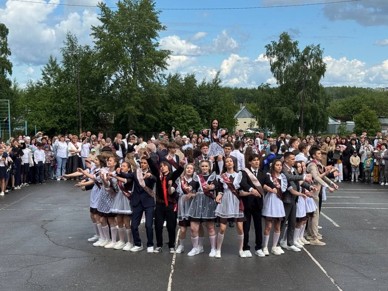 Последние звонки прозвенели для выпускников Нурлата и Нурлатского района