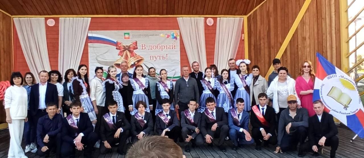 Танцевальный батл выпускников: вальсы и флешмобы под дождем