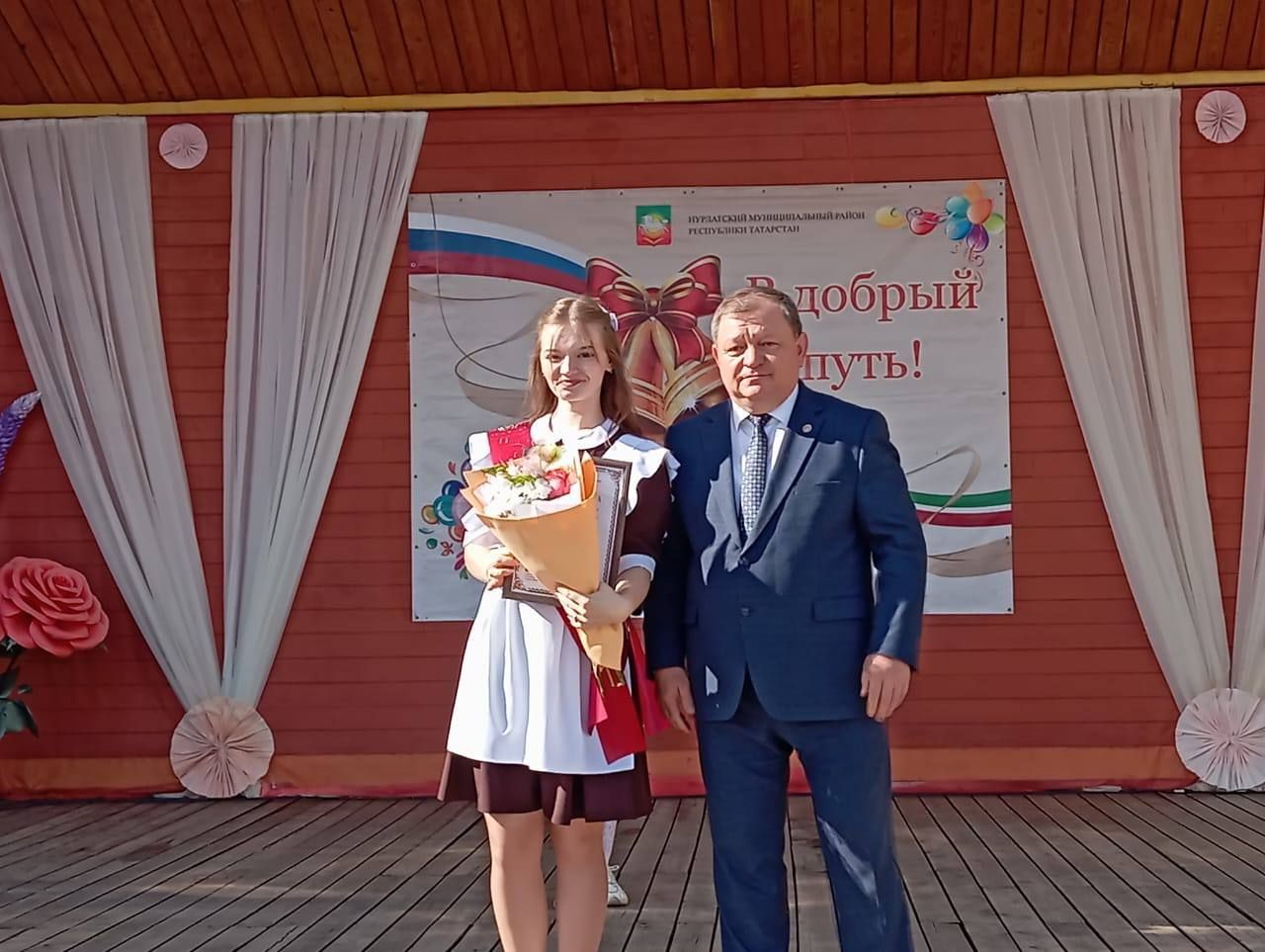 Танцевальный батл выпускников: вальсы и флешмобы под дождем