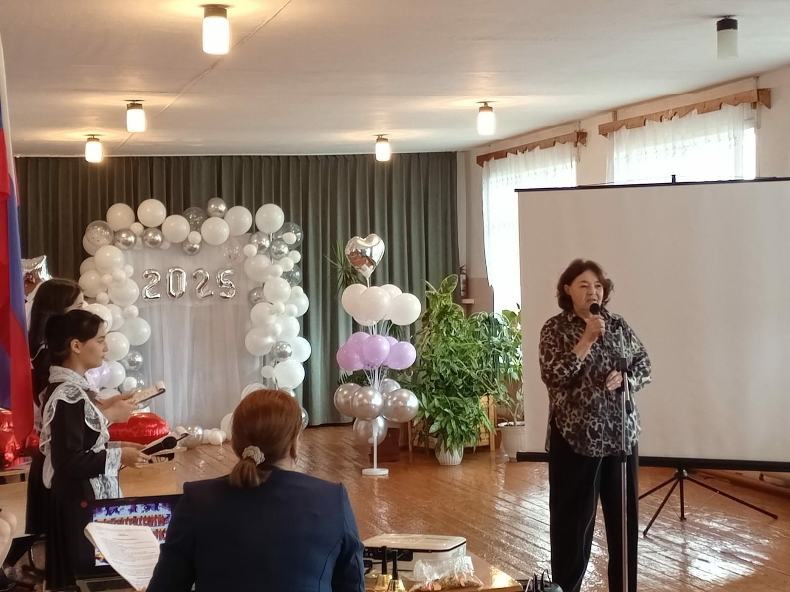 Последние звонки прозвенели для выпускников Нурлата и Нурлатского района