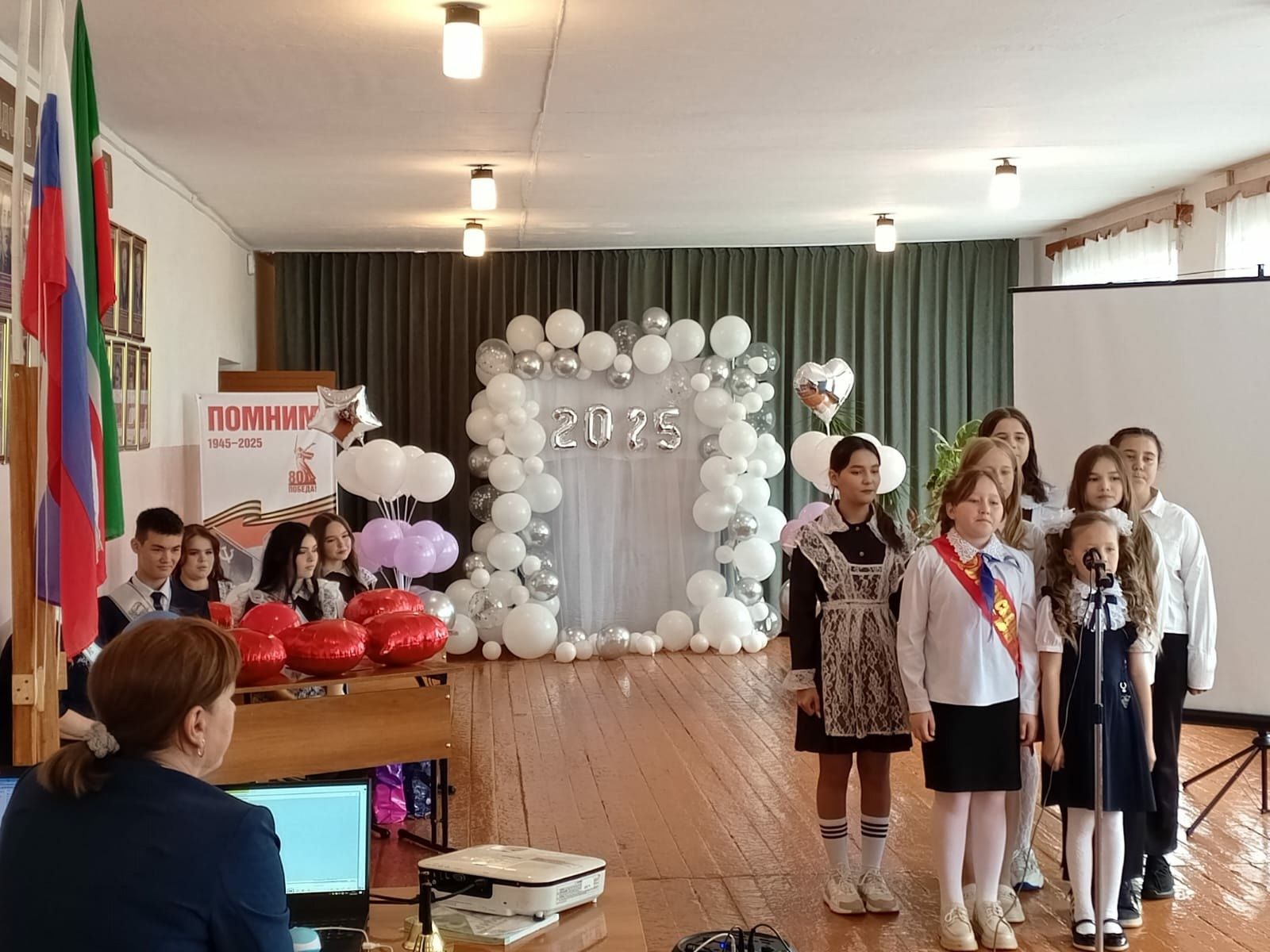 Последние звонки прозвенели для выпускников Нурлата и Нурлатского района