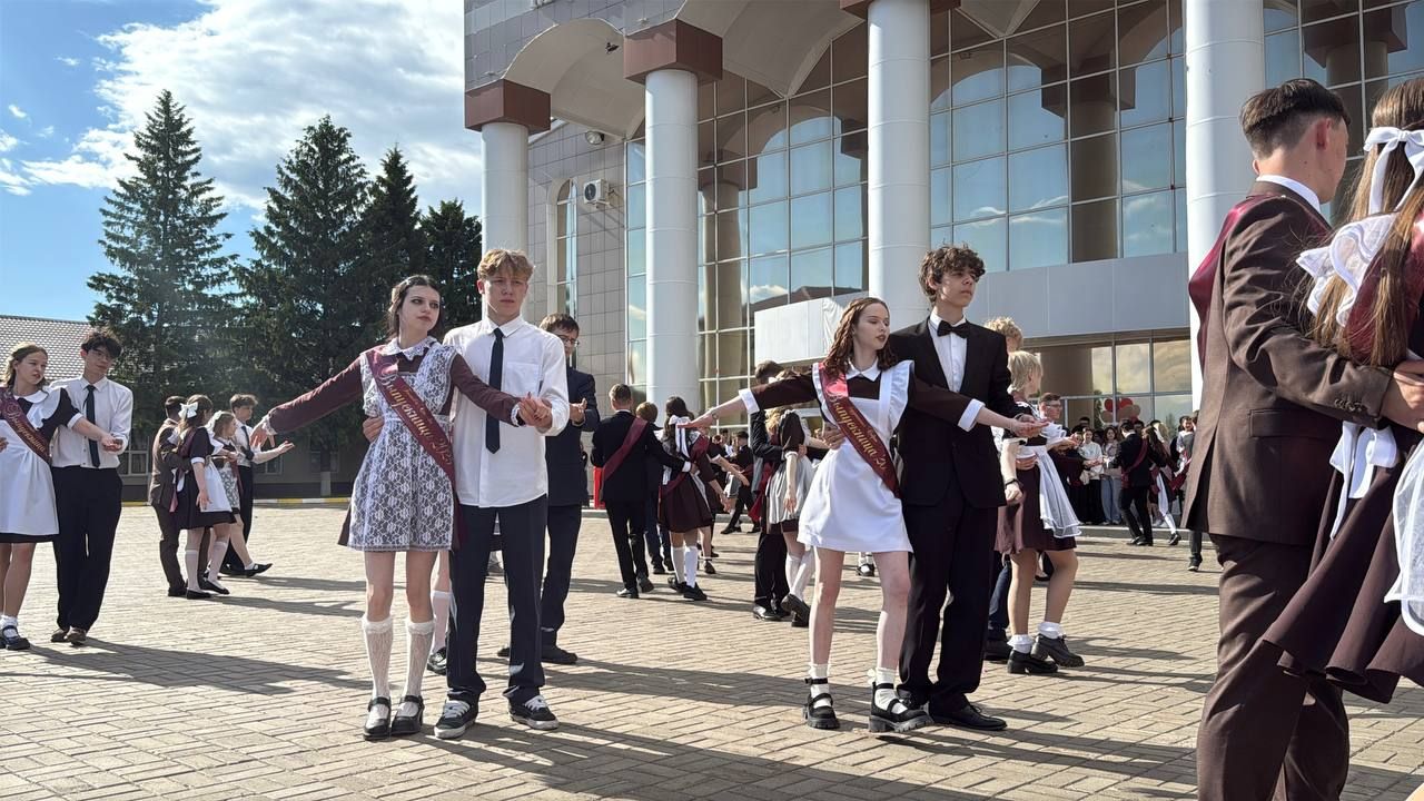 Танцевальный батл выпускников: вальсы и флешмобы под дождем