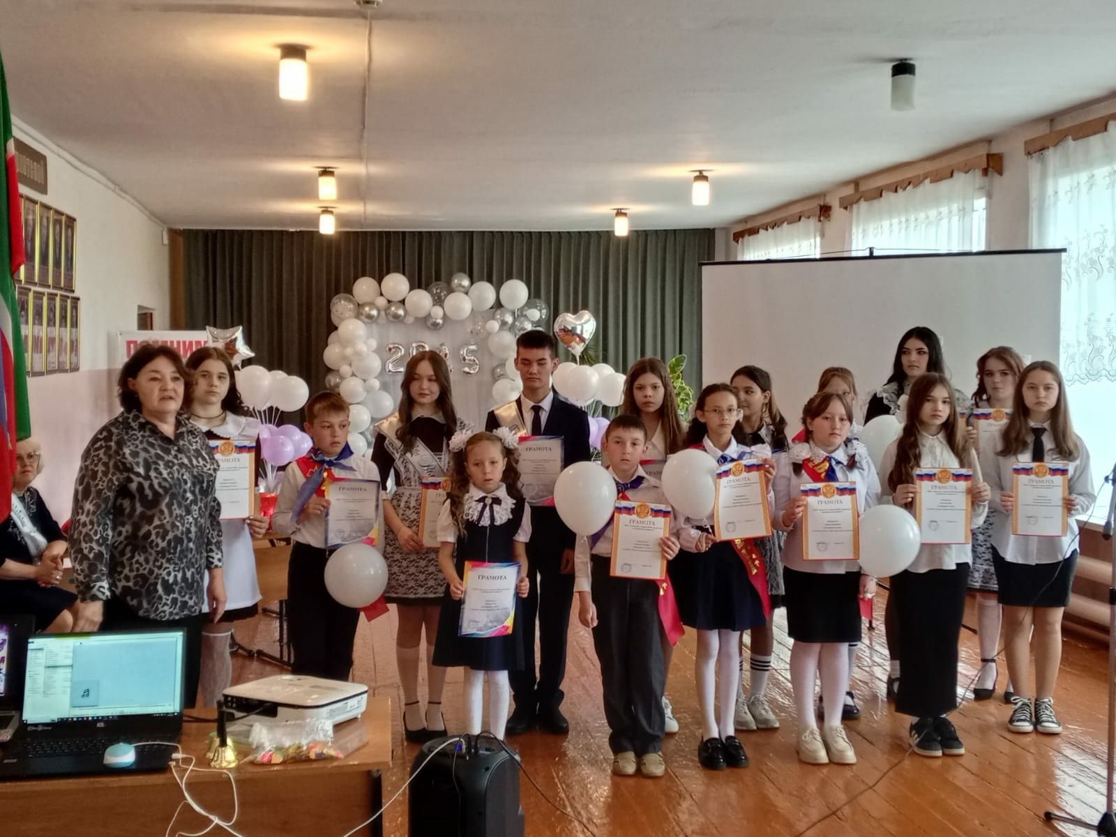 Последние звонки прозвенели для выпускников Нурлата и Нурлатского района