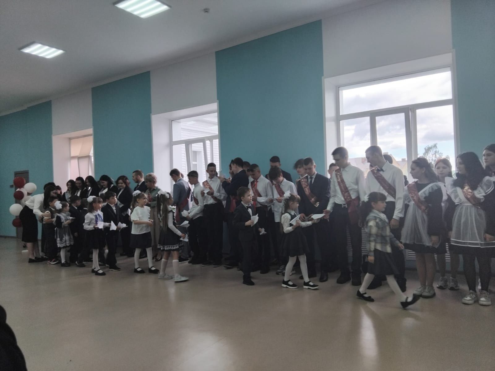 Последние звонки прозвенели для выпускников Нурлата и Нурлатского района