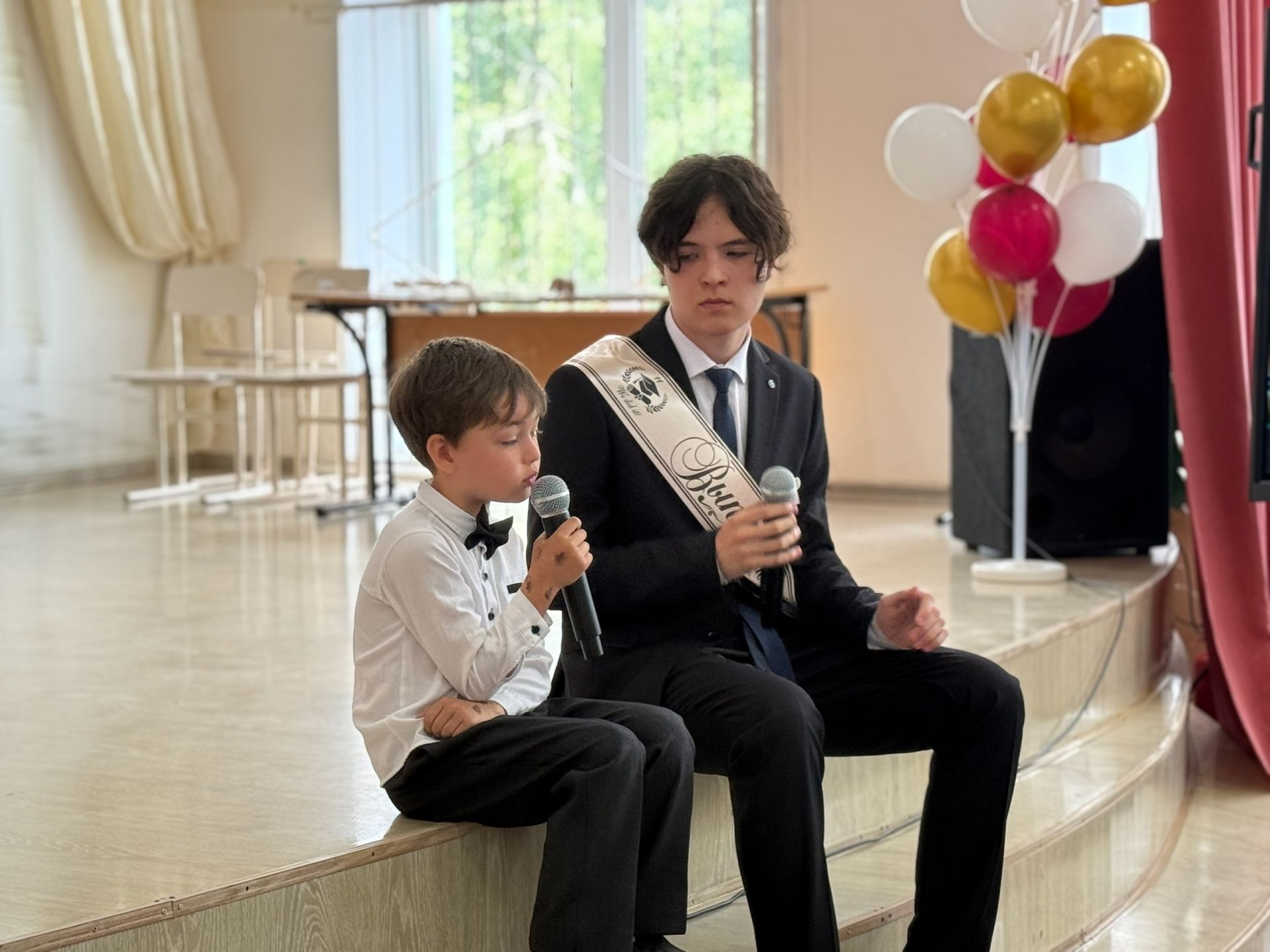 Последние звонки прозвенели для выпускников Нурлата и Нурлатского района