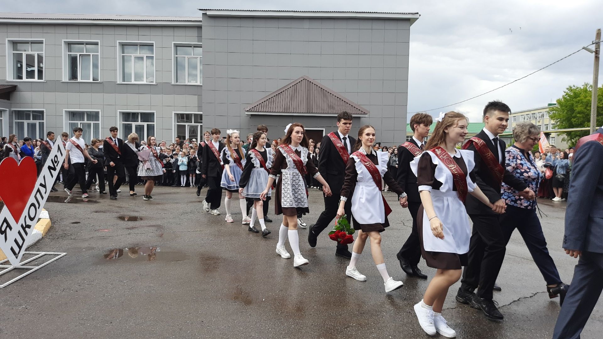 Последние звонки прозвенели для выпускников Нурлата и Нурлатского района
