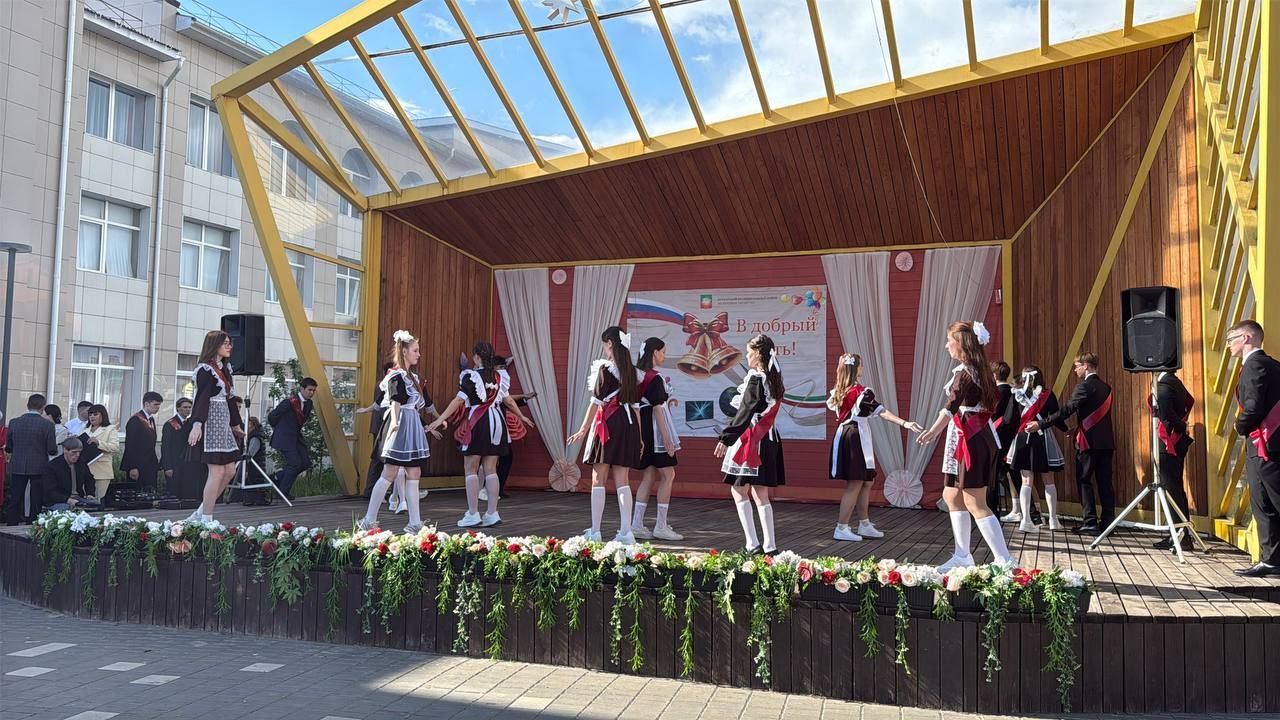 Танцевальный батл выпускников: вальсы и флешмобы под дождем