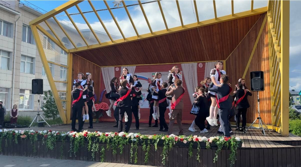 Танцевальный батл выпускников: вальсы и флешмобы под дождем