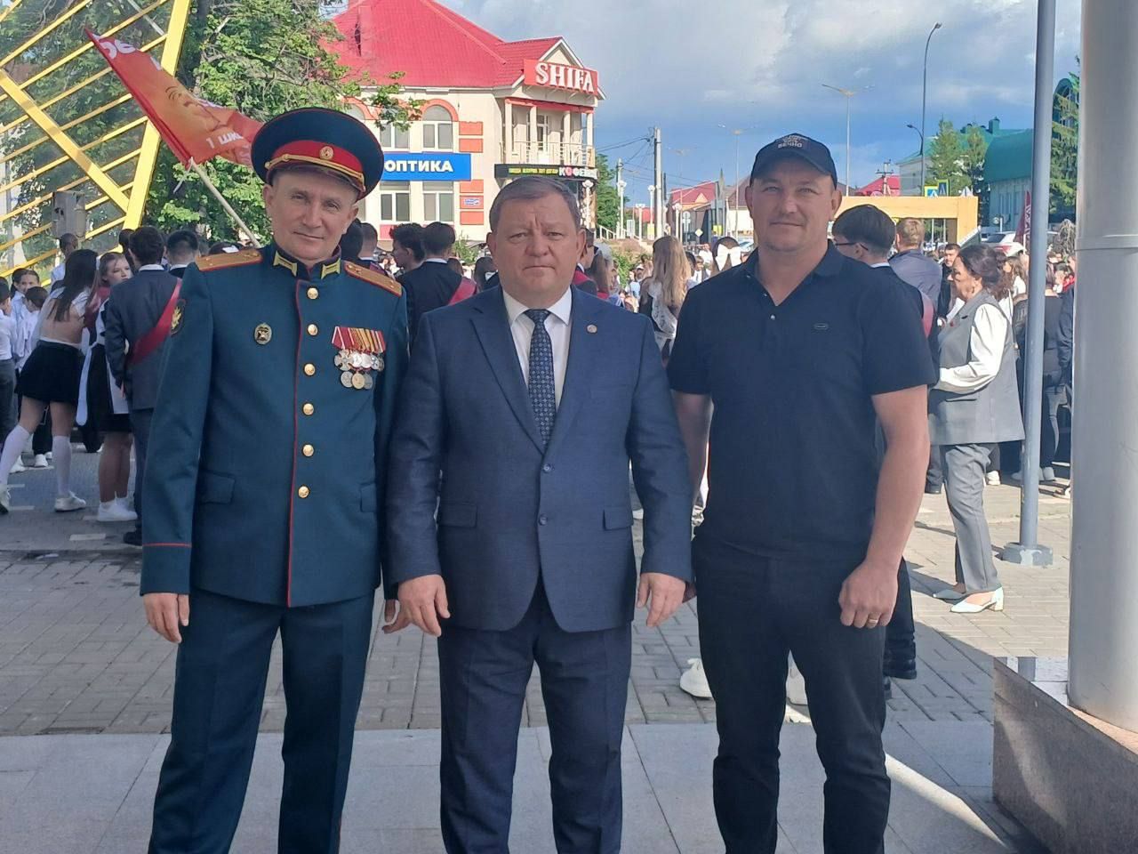 Танцевальный батл выпускников: вальсы и флешмобы под дождем