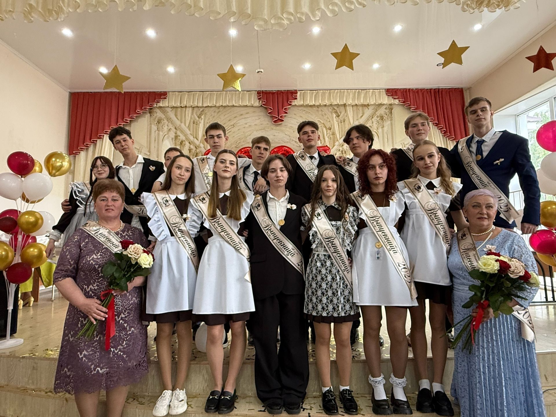 Последние звонки прозвенели для выпускников Нурлата и Нурлатского района