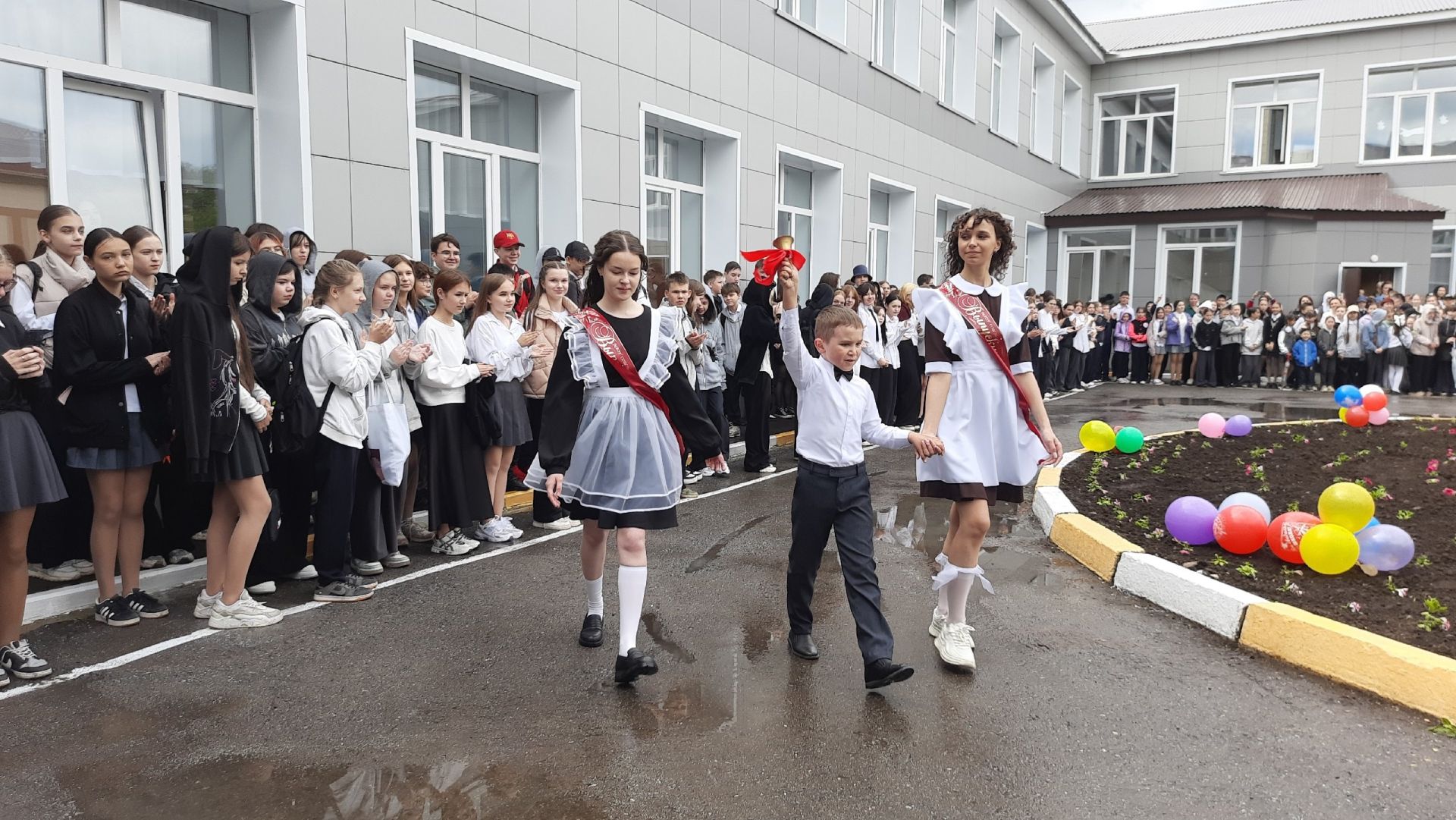 Последние звонки прозвенели для выпускников Нурлата и Нурлатского района