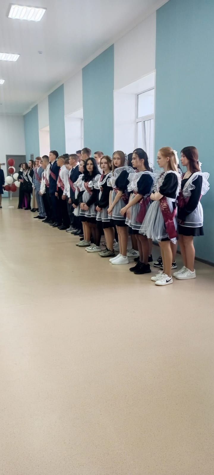 Последние звонки прозвенели для выпускников Нурлата и Нурлатского района