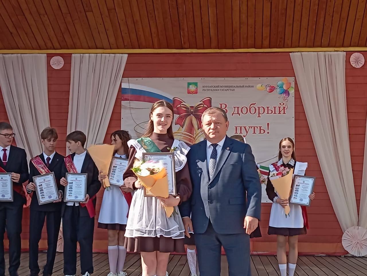 Танцевальный батл выпускников: вальсы и флешмобы под дождем