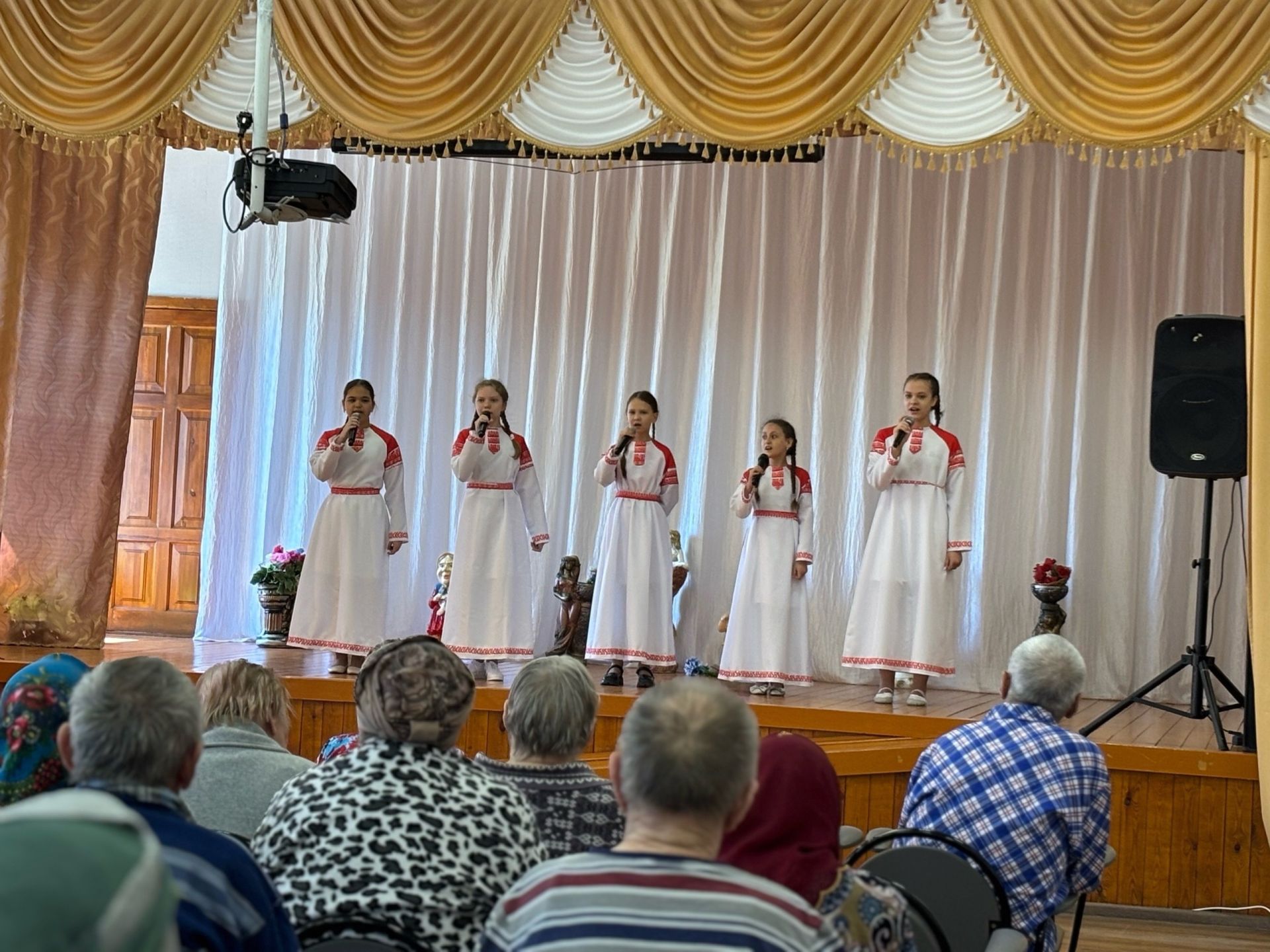 Школьники подарили концерт подопечным Нурлатского дома-интерната