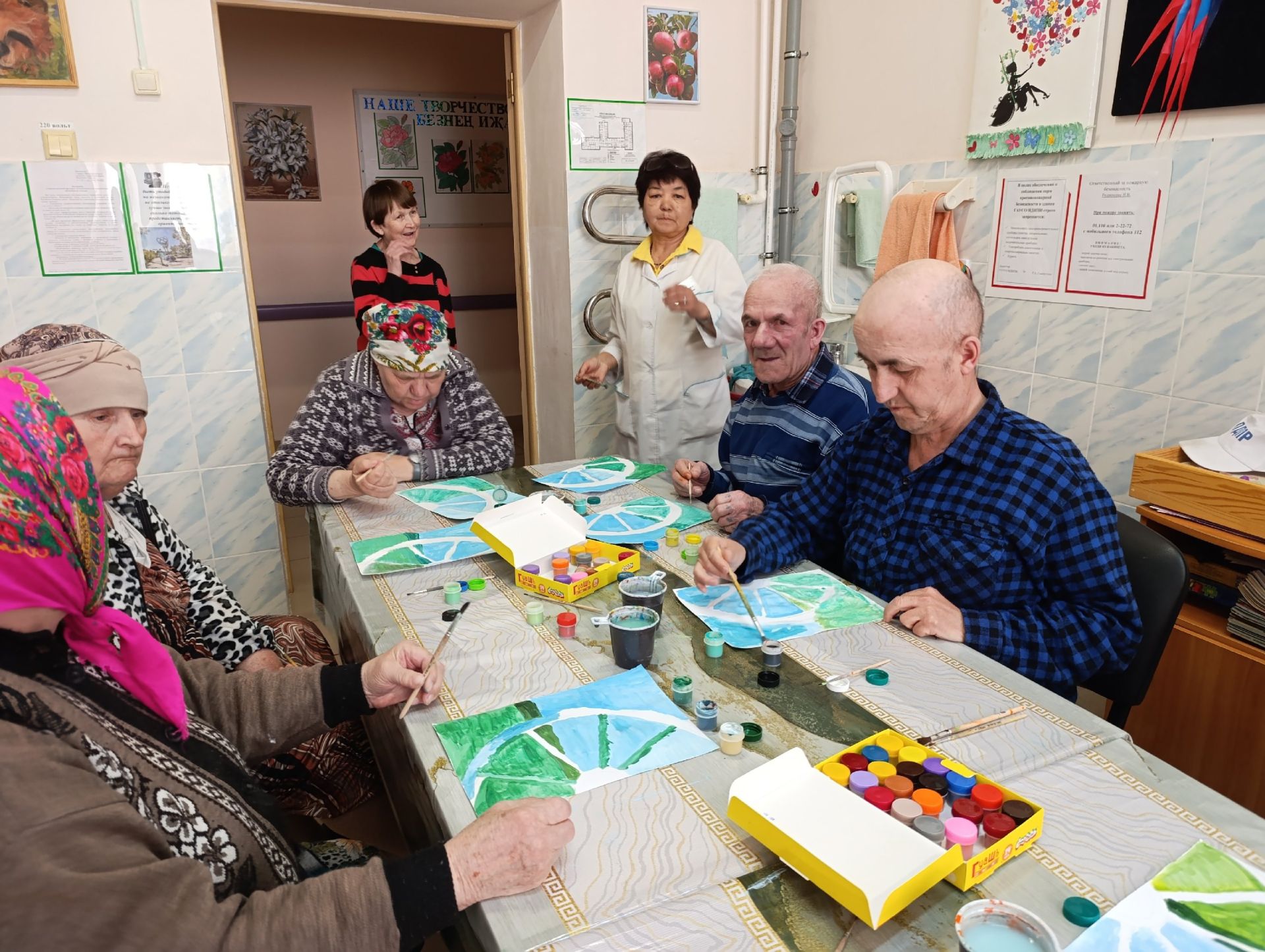 Летние краски в каждый дом: в Нурлатском интернате прошел творческий мастер-класс