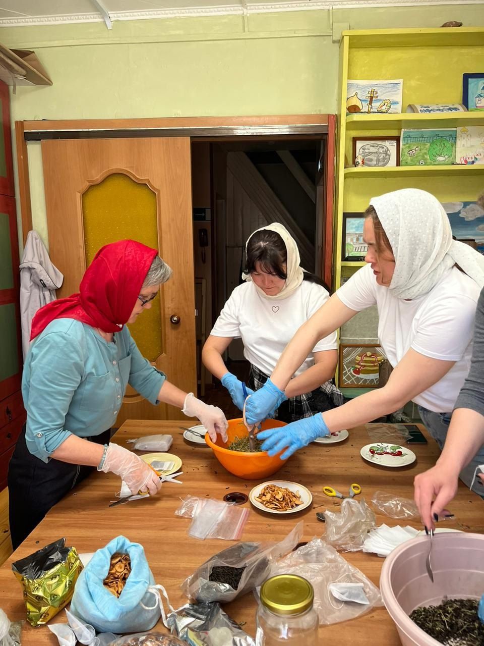 Чай с заботой: волонтеры Ильинского прихода подготовили посылки для военных