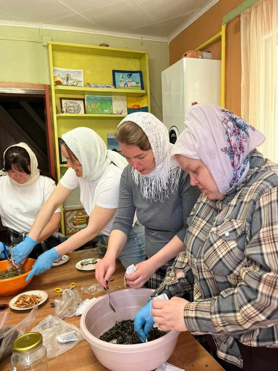 Чай с заботой: волонтеры Ильинского прихода подготовили посылки для военных